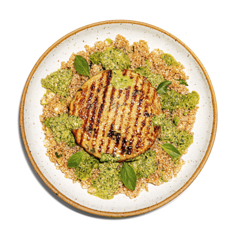 Hambúrguer de frango com risotinho de quinoa, abobrinha e pesto