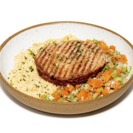 Hambúrguer de frango, purê de couve-flor e mix de legumes