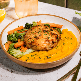 Hambúrguer de Frango, Purê de Abóbora e Legumes Salteados