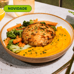 Opção leve e proteica, com purê de abóbora cremoso