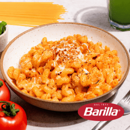 Massa italiana ao molho cremoso de tomate e queijo