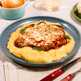 Parmegiana de frango com purê de batata doce trufado