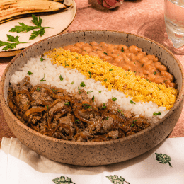 Pernil Acebolado com Arroz, Feijão e Farofa