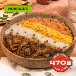 Almoço brasileiro completo, suculento com farofa crocante