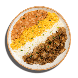 Pernil acebolado com arroz farofa e feijão