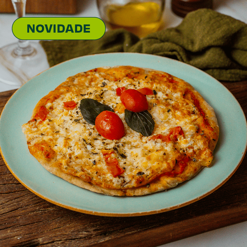 Pizza leve de marguerita com manjericão fresco