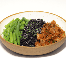 Ragú de mignon suíno com arroz negro e vagem