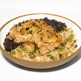 Sobrecoxa ao forno com cebola baby, arroz de legumes e feijão preto