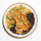 Sobrecoxa ao forno com cebola baby, arroz de legumes e feijão preto
