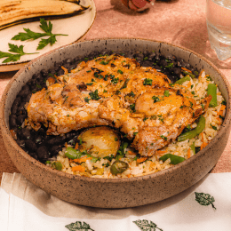 Sobrecoxa ao forno com cebola baby, arroz de legumes e feijão preto