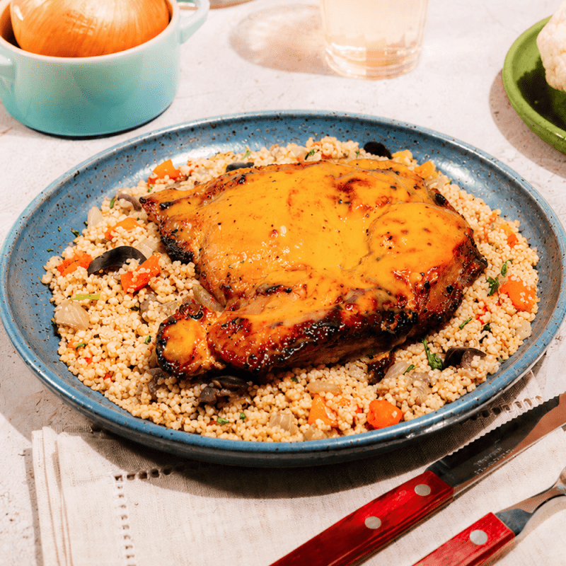 Sobrecoxa no mel e mostarda com couscous marroquino
