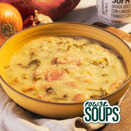 Sopa cremosa de batata doce com linguiça de frango