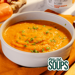 Sopa cremosa de cenoura com leite de coco e curry