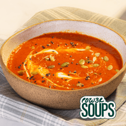 Sopa cremosa de tomate com iogurte grego e granola