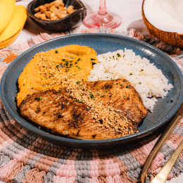 Tilápia com crosta de castanha, purê de banana da terra e arroz com leite de coco.