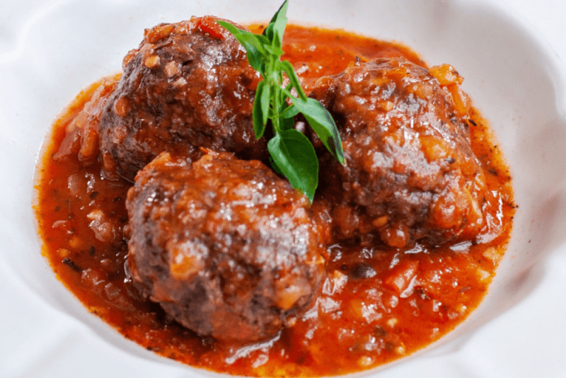 Almondegas de carne com molho pomodoro