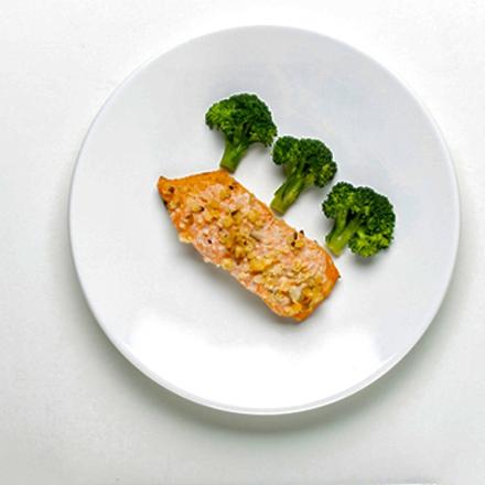 Salmão em Posta com crosta de castanha  do Pará