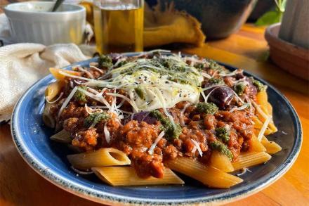 Marmita Fitness de Macarrao Integral com Queijo e Pesto