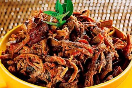 Porção fitness de carne desfiada de patinho