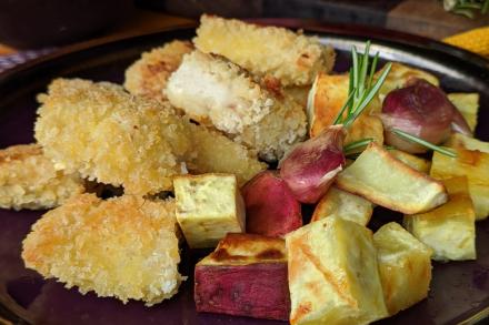 Frango Crocante Empanado com Batata Doce Assada