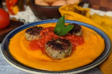 Almôndega de carne ao molho de tomate caseiro com purê de mandioquinha e cenoura