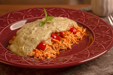 Escondidinho de Frango com Purê de Macaxeira e Manjericão