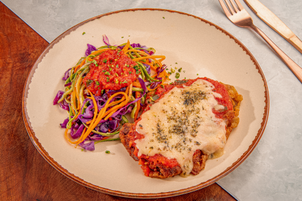 Frango à Parmegiana com Espaguete de Legumes