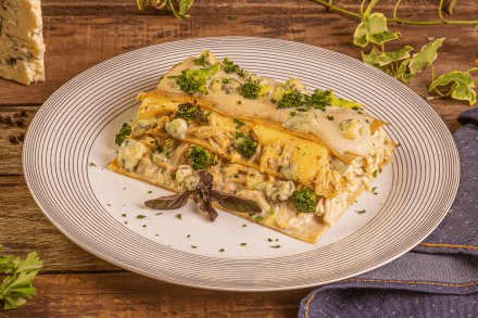 Lasanha Low Carb de Frango com Gorgonzola e Massa de Amendoim