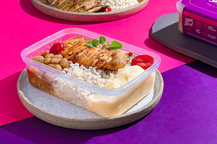 Sobrecoxa Desossada com Feijão Carioca, Arroz Integral e Purê de Batatas