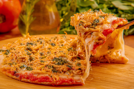 Pizza Fit de Frango com Pesto e Massa de Castanha