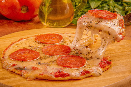 Pizza Fit de Pepperoni com Massa de Castanha