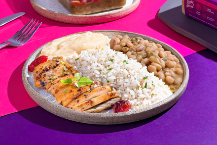 Sobrecoxa Desossada com Feijão Carioca, Arroz Integral e Purê de Batatas