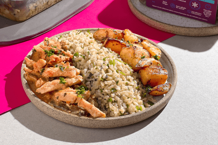 Strogonoff de Frango com Arroz Integral e Batatas Rústicas