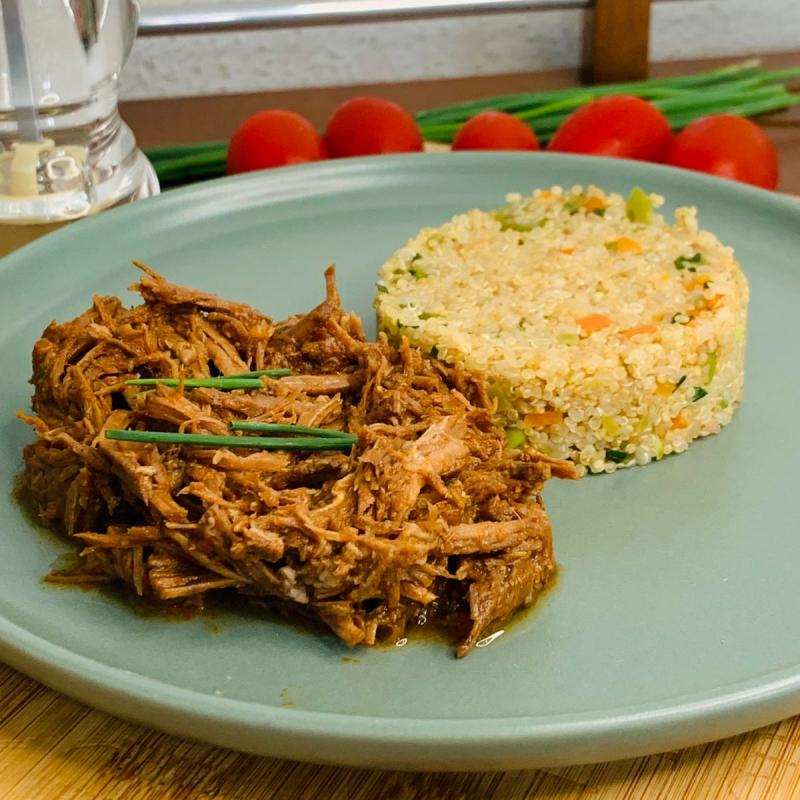 Carne desfiada gourmet com arroz de quinoa a grega