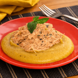 Fricassê de frango com purê de banana da terra