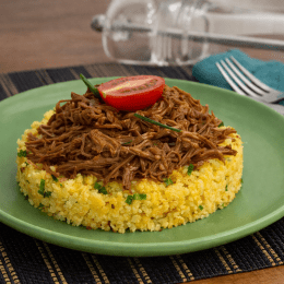 Carne desfiada com  cuscuz nordestino
