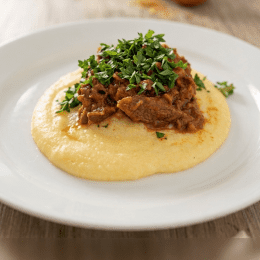 Carne desfiada com purê de mandioca e pesto de agrião com nozes