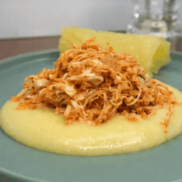 Frango desfiado super saboroso com purê de mandioca