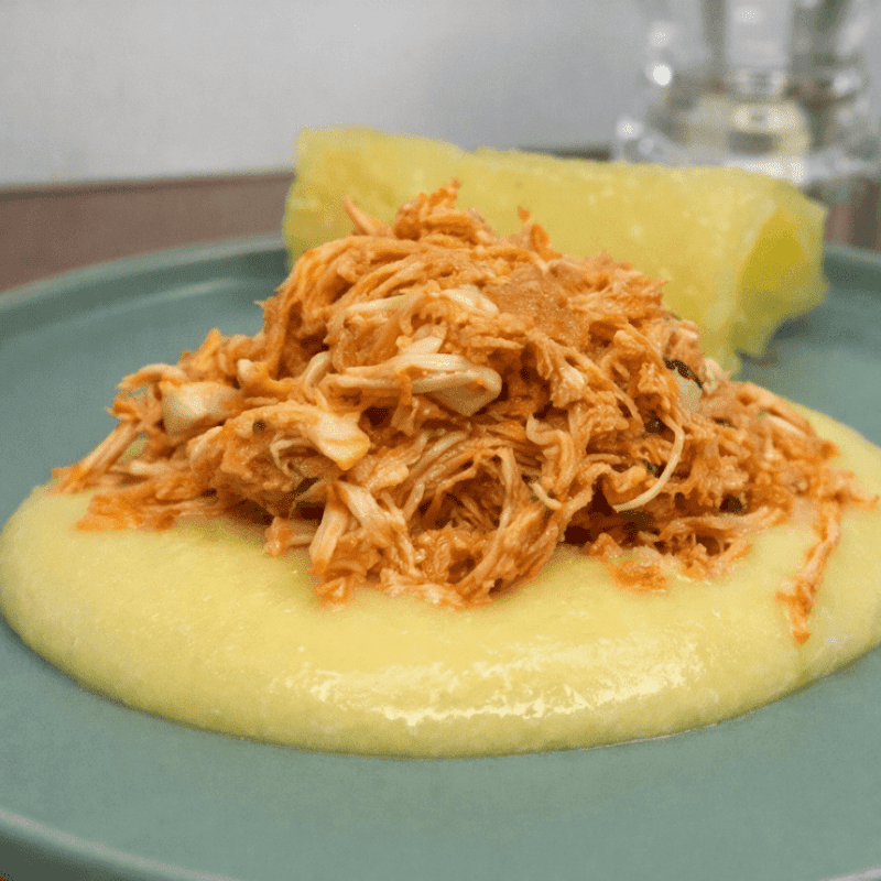 Frango desfiado super saboroso com purê de mandioca