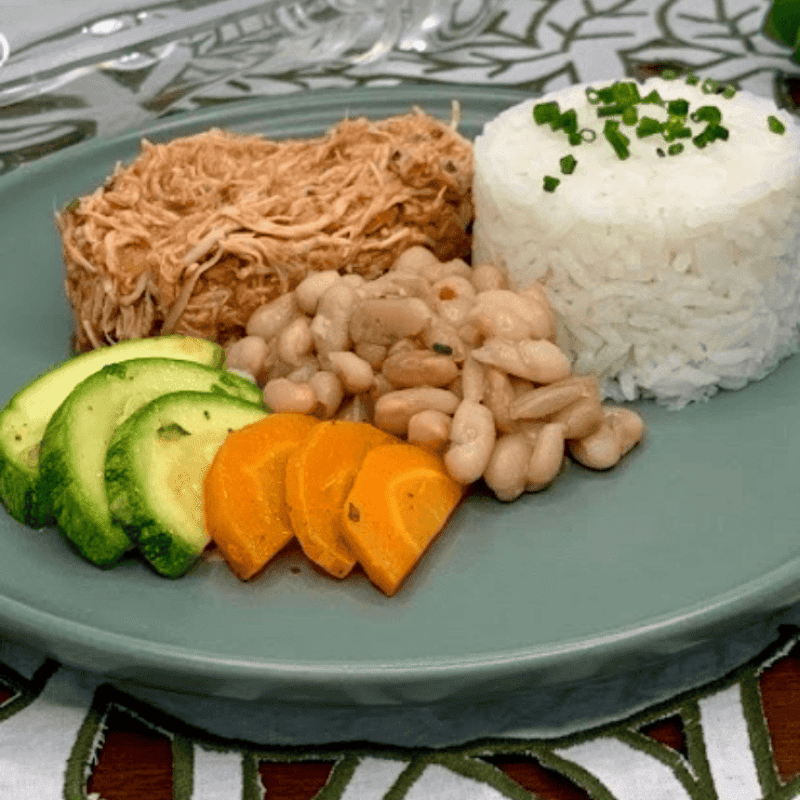 Brasileirinho , arroz, feijão, frango desfiado super cremoso, abobrinha e cenoura salteada