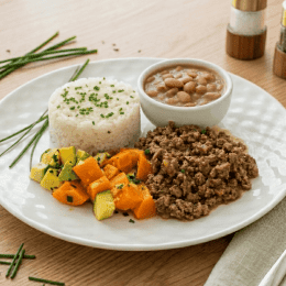 Brasileirinho de carne com arroz, feijão e legumes