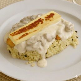 Frango com Queijo Coalho , Cuscuz Marroquino e molho branco