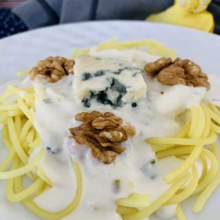 Espaguete sem glúten com gorgonzola e nozes
