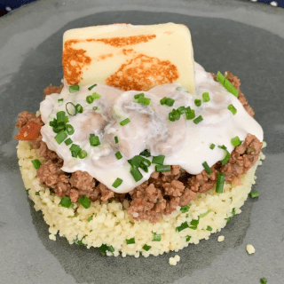 Cuscuz marroquino com carne moida e molho de cogumelos com queijo coalho.