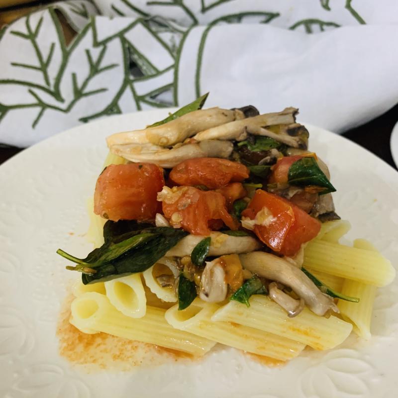 Penne Magrelettes(shimeji, tomate, parmesão, manjericão)