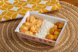 Strogonoff de frango, arroz branco e batatinhas assadas