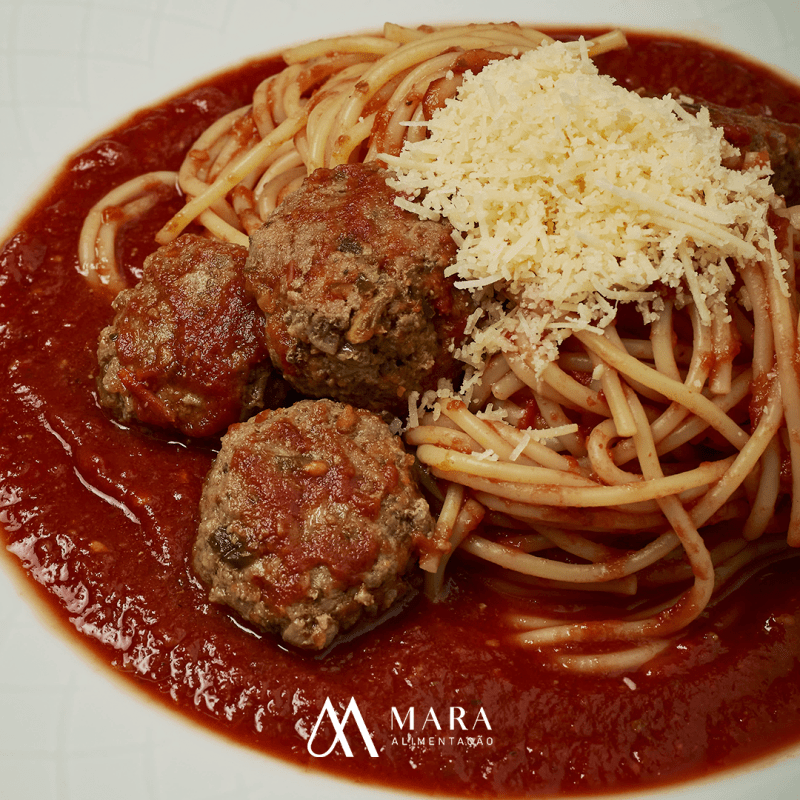 Espaguete à Bolonhesa com Almôndegas