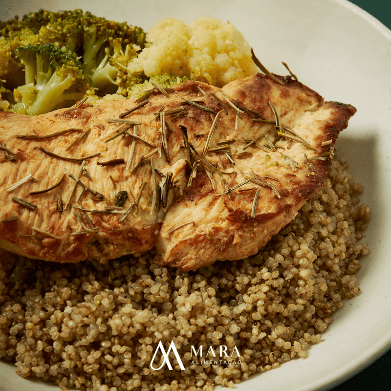 Frango Grelhado com Ervas, Quinoa com Legumes e Mix de Couve-Flor e Brócolis