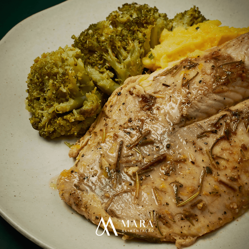 Tilápia Grelhada com Purê de Mandioquinha e Brócolis ao Alho