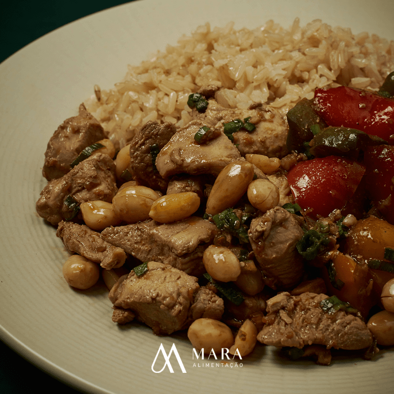 Frango Xadrez com Arroz Integral e Mix de Pimentões